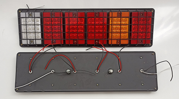 Фонарь задний LED универсальный плоский (с защитной решеткой)